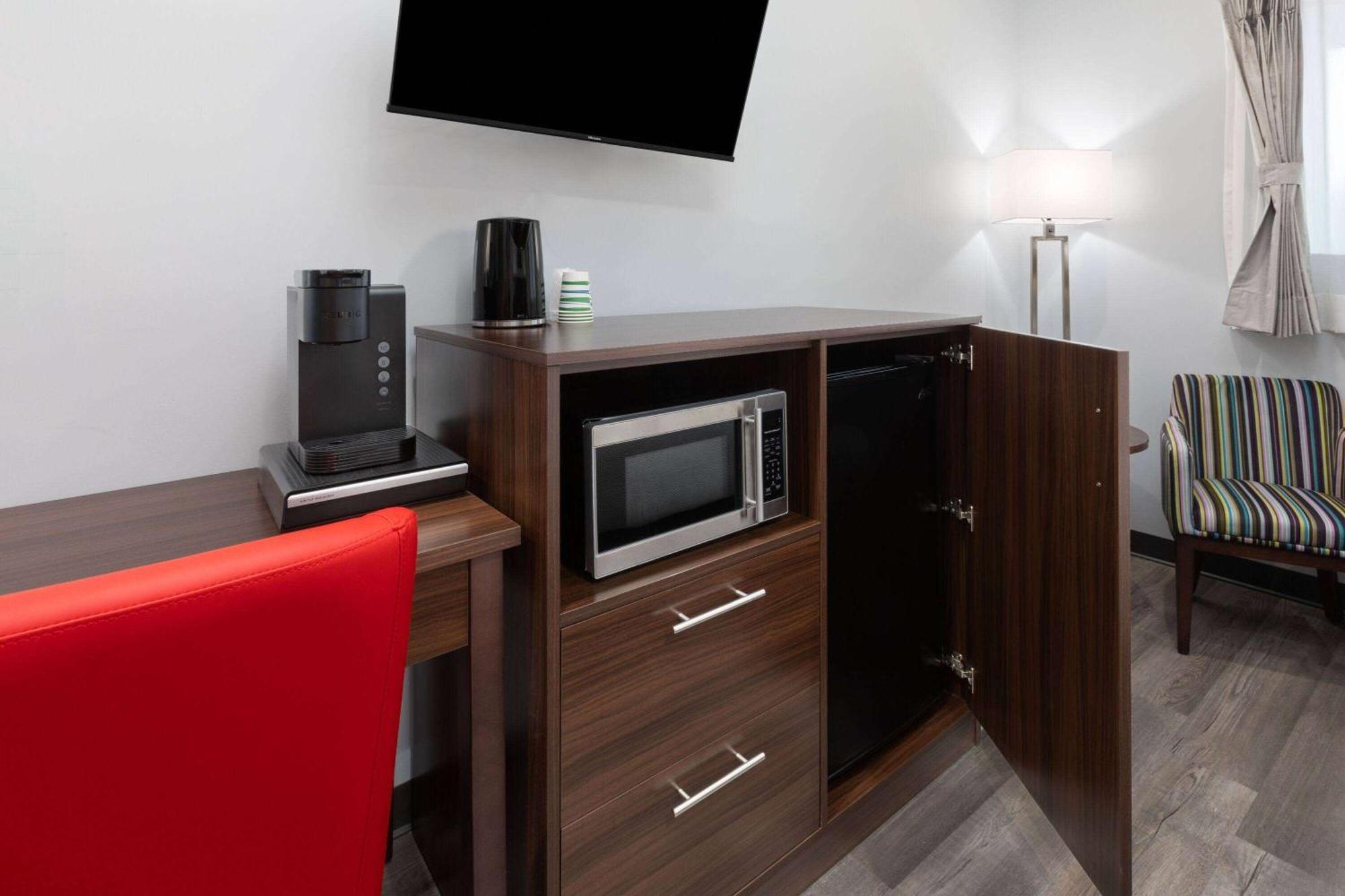 Travelodge By Wyndham Cochrane Exterior foto